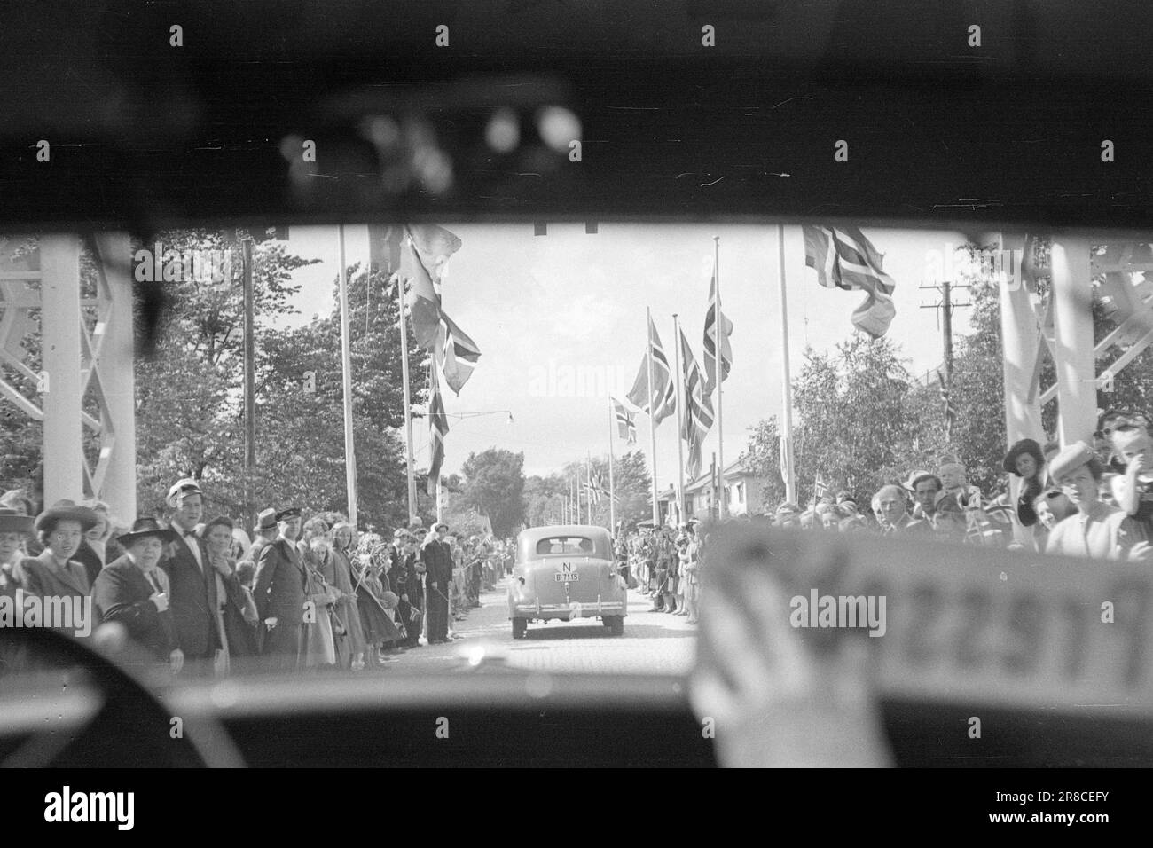 Current 14-3-1947: The King numberOut among people King Haakon 7th greets the people on the occasion of his 75th birthday.  The royal car drives into Moss, which had raised all the Norwegian flags in the city for the occasion. Thousands of people turned up to witness the rare event.  Photo: Th. Skotaam / Aktuell / NTB ***PHOTO NOT IMAGE PROCESSED*** Stock Photo