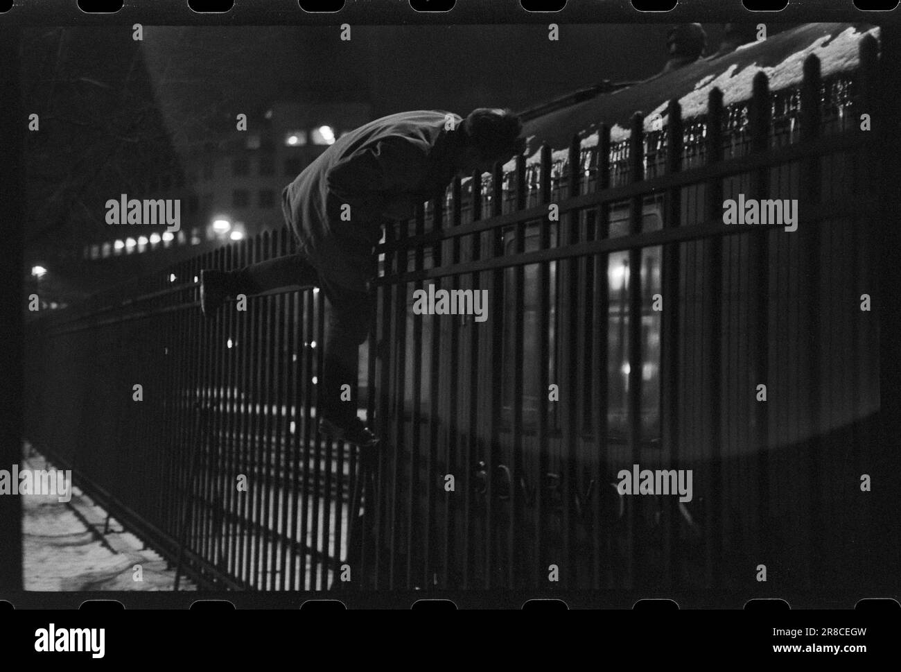 Actual 57-5-1960: Not one of the others Oslo is a harsh city towards outsiders. The other Nordic cities show more humanity. David is one of Oslo's outliers. Aktuell has followed him for a day.  Light as a cat, he climbed over the fence to the Vestbane area. But the heated railcars were locked.  Photo: Aage Storløkken / Aktuell / NTB ***PHOTO NOT IMAGE PROCESSED*** Stock Photo