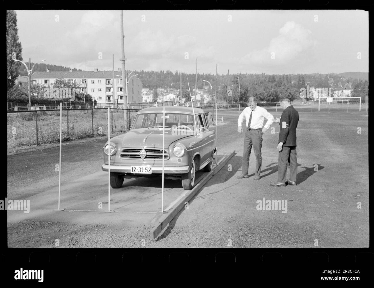 Actual 41-7-1960: You are not as skilled as you think KNA has a skills test for driving. - Everyone should know their skills and their car well enough to pass this test with flying colors, says KNA. - It should be part of the driving test, says the traffic police.  Finally, you will enter the garage, which is a third longer than the car. The problem is common in city streets. And when you're done, no more than nine minutes should have passed.  Photo: Aktuell / NTB ***PHOTO NOT IMAGE PROCESSED*** Stock Photo