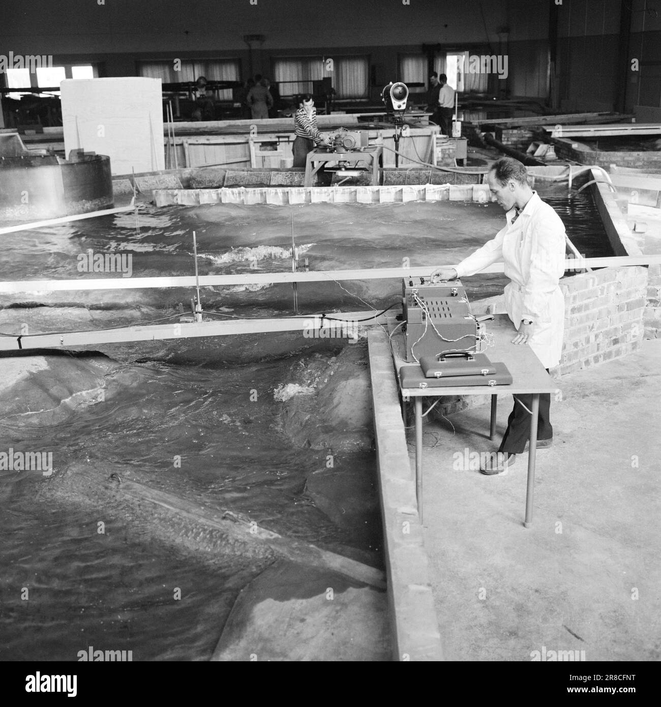 Current 42-5-1960: Norway's technical incubator Norway's Technical University in Trondheim has celebrated strongly on the occasion of its 50th anniversary. There is no sleepy 50-year-old, but a college in violent expansion in the Old Town.  The waves go high for their own machine in a huge hall. The waterways hall in the waterways and harbor laboratory is 1,000 square metres, and here we see on a reduced scale how the researchers solve problems at the new power plant that will be built next to Kykkelsrud in Glomma. Here they find out how the timber chute must run. In the harbor hall, which is Stock Photo