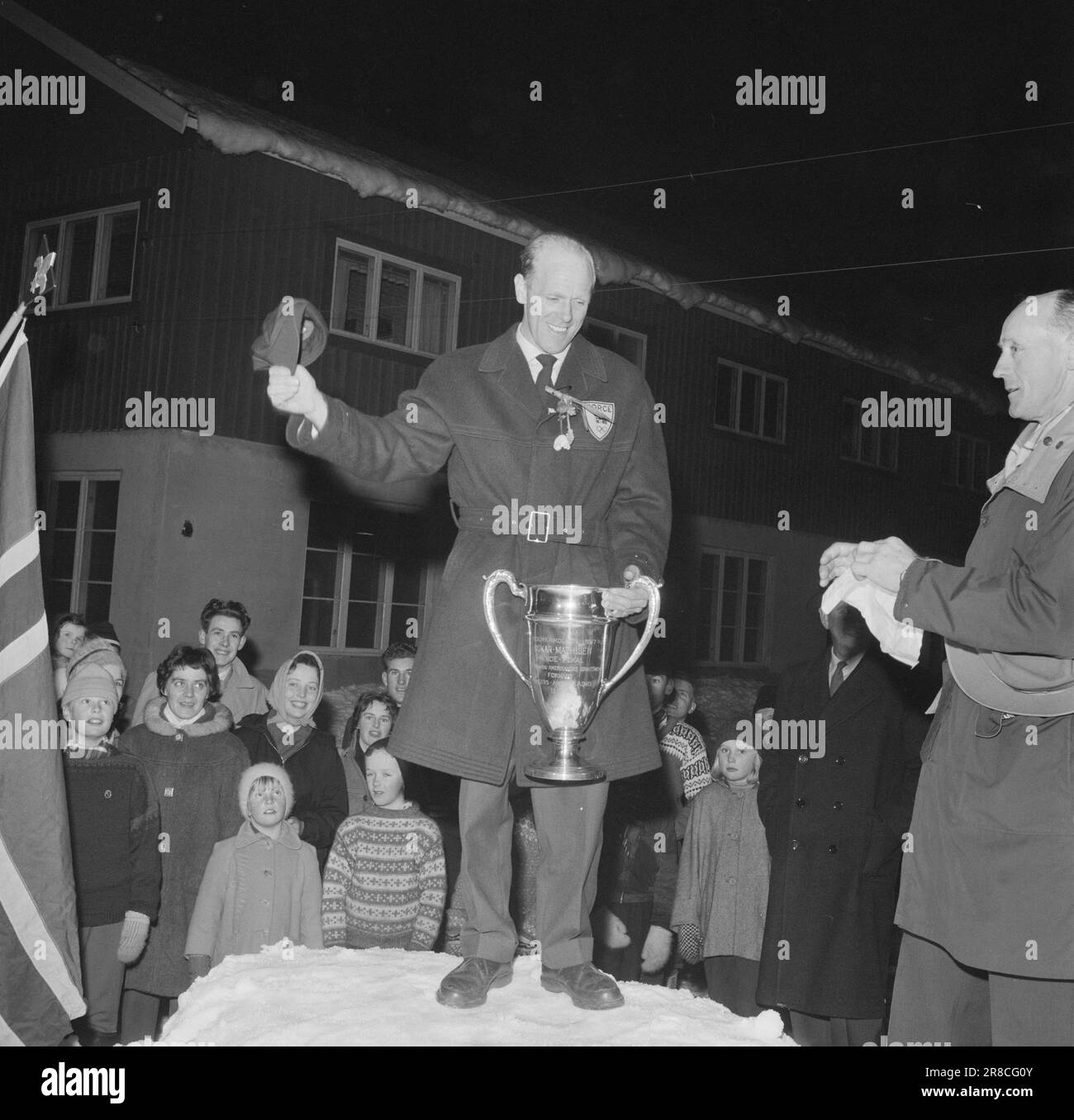 Current 13-6-1960: When the gold came home Gold fever raged in Oslo and Gudbrandsdalen when the gold winners from the Olympics in Squaw Valley came home to honor and glory.  At Stortorvet in Lillehammer, several thousand waited for the Olympic winner, who was presented with a radio gramophone, TV cabinet and the circuit's medal of merit.  Photo: Ivar Aaserud / Aktuell / NTB ***PHOTO NOT IMAGE PROCESSED*** Stock Photo