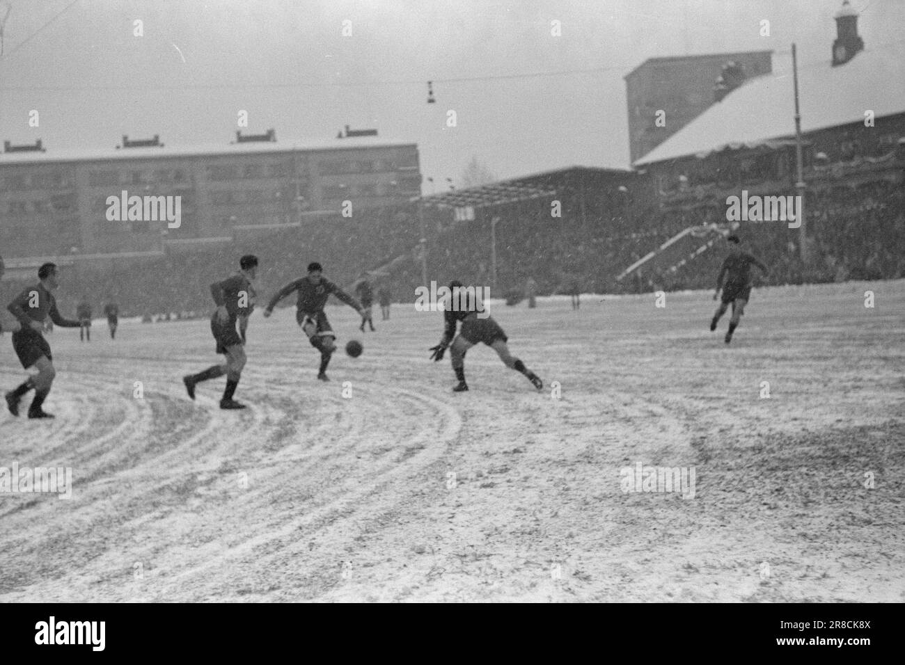 Current 23-3-1947: Dynamo Skeid in winter modeThe 'Dynamo'-'Skeid' match at Bislett was in every respect one of the strangest football matches on the Norwegian field. Before and during the match, it snowed heavily, and the grass was white and hard with snow drifts around when the players made their entrance and were hailed by 32,000 spectators - a record at Bislett. It was a display of good football.  Photo: Th. Skotaam / Aktuell / NTB ***PHOTO NOT IMAGE PROCESSED*** Stock Photo