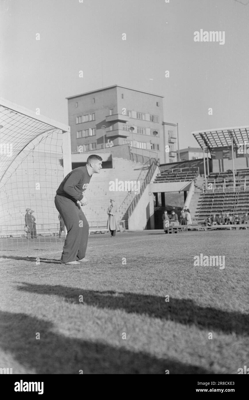 Current 23-3-1947: Dynamo Skeid in winter modeThe 'Dynamo'-'Skeid' match at Bislett was in every respect one of the strangest football matches on the Norwegian field. Before and during the match, it snowed heavily, and the grass was white and hard with snow drifts around when the players made their entrance and were hailed by 32,000 spectators - a record at Bislett. It was a display of good football.  Photo: Th. Skotaam / Aktuell / NTB ***PHOTO NOT IMAGE PROCESSED*** Stock Photo