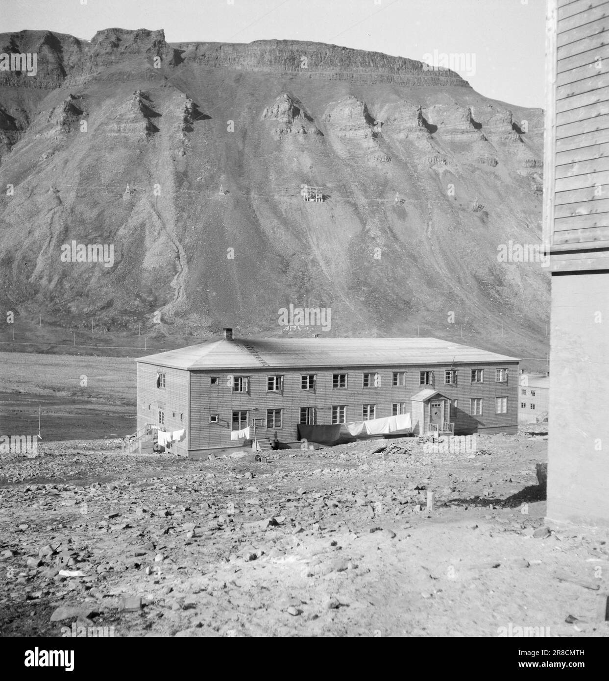 Liczące Około 2000 Mieszkańców Górnicze Miasto Longyearbyen Actual 18-1947: SvalbardNorwegian outpost in the Arctic Ocean Currently