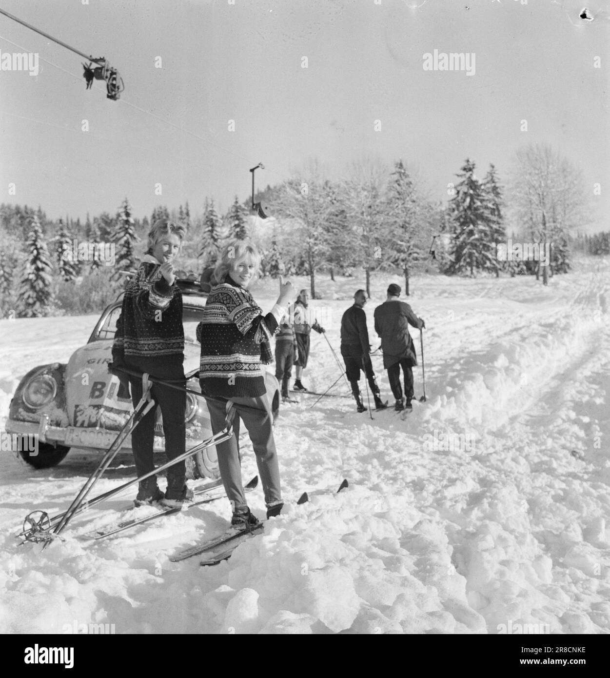 Current 53-11-1960: Who wants a free car? The lucky finger car continues its journey in winter-clad Telemark. If you have the right thumbprint you can win a car.  The identical twins Anne and Åse Brekke in Morgedal try both the new ski move and their luck with their thumbs. The twins are identical, but their fingerprints are different.  Photo: Sverre A. Børretzen / Arnfinn B. Storkaas / Aktuell / NTB ***PHOTO NOT IMAGE PROCESSED*** Stock Photo