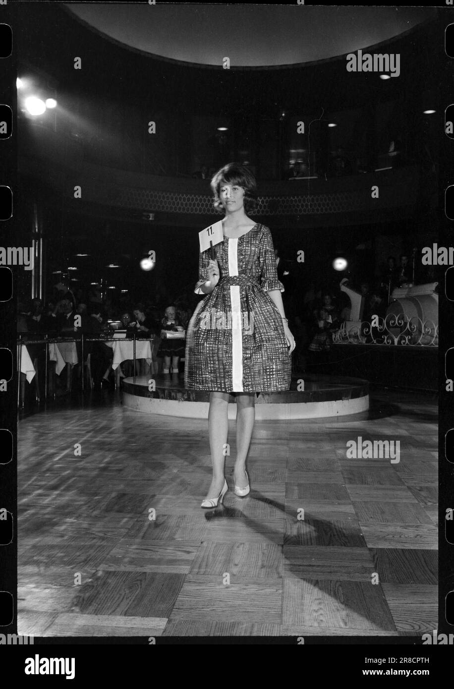 Actual 21-5-1960 : Søtten-Stil At a mannequin show at Regnbuen in Oslo,  young girls' clothes that have been created in a new and original way were  recently shown. The newly started fashion