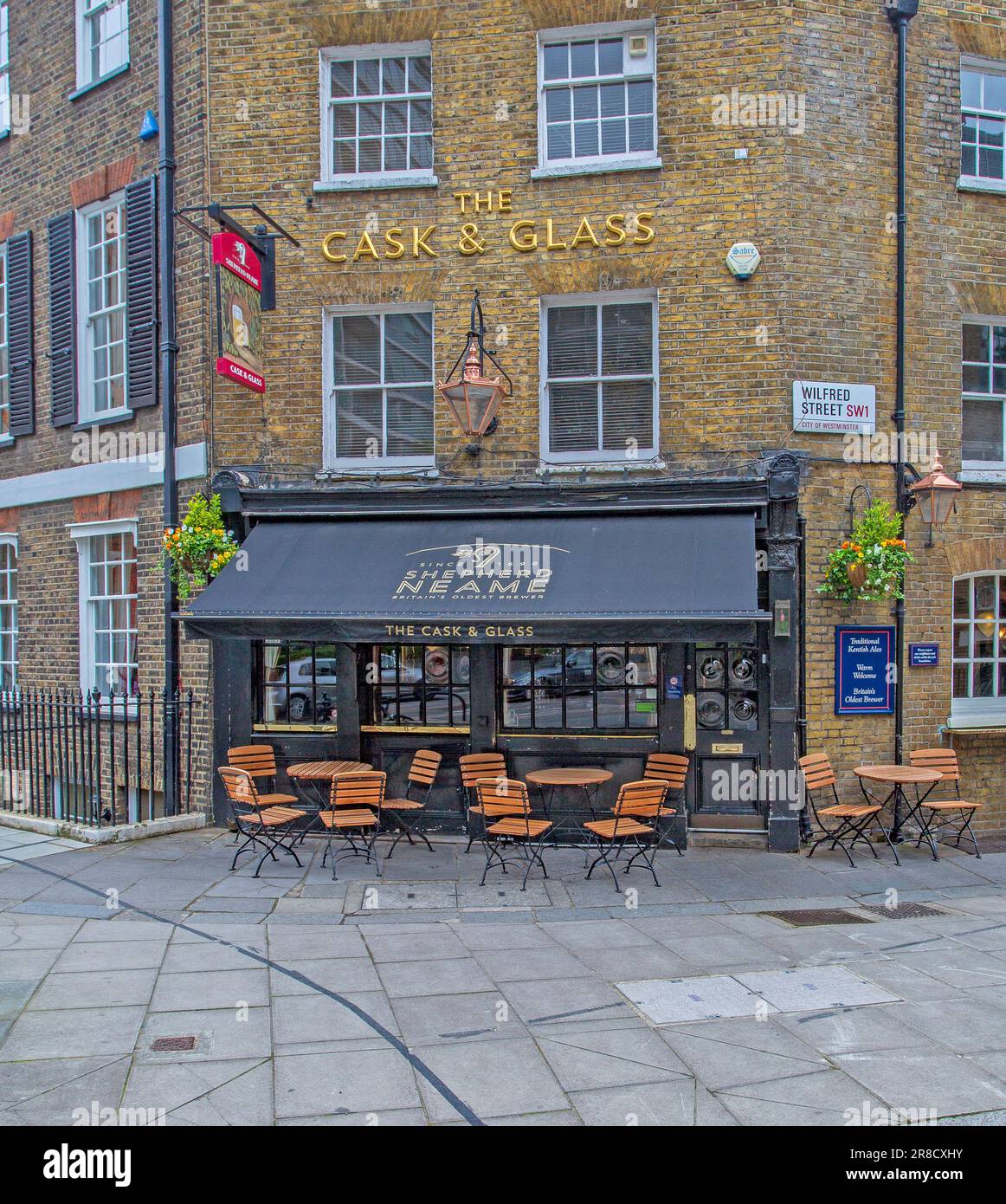 Exterior Cask and Glass pub in Palace St, London , Uk Stock Photo