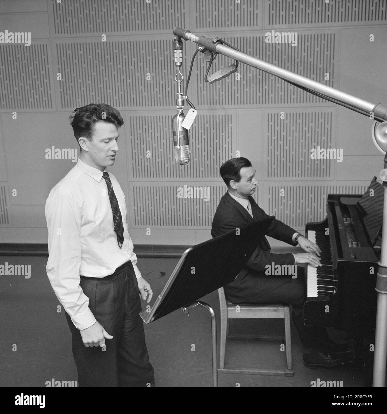 Black and white damper hires stock photography and images Alamy