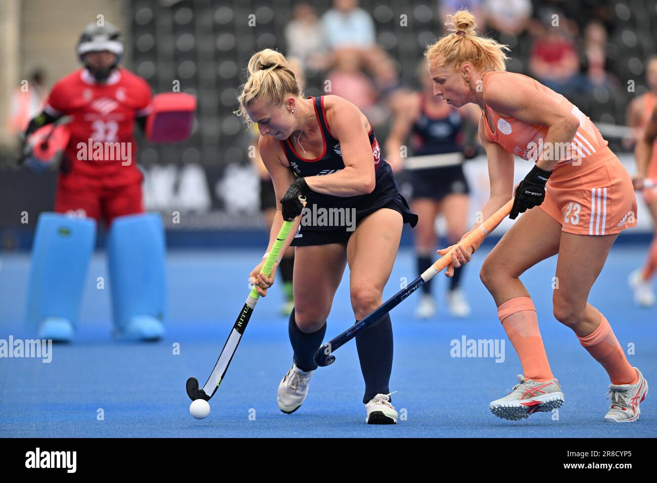 London, UK. 20th June, 2023. Jacqueline Sumfest of the United States protects the ball as Margot Van Geffen of the Netherlands closes during the FIH Pro League 2022/23 match between Netherlands Women and USA Women at the Lee Valley Hockey & Tennis Centr, London, England on 20 June 2023. Photo by Phil Hutchinson. Editorial use only, license required for commercial use. No use in betting, games or a single club/league/player publications. Credit: UK Sports Pics Ltd/Alamy Live News Stock Photo