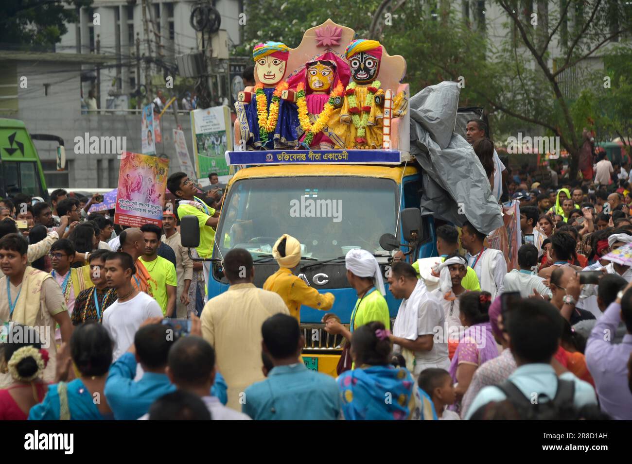 Dhaka. 20th June, 2023. Bangladeshi Hindu devotees celebrate Rath Yatra