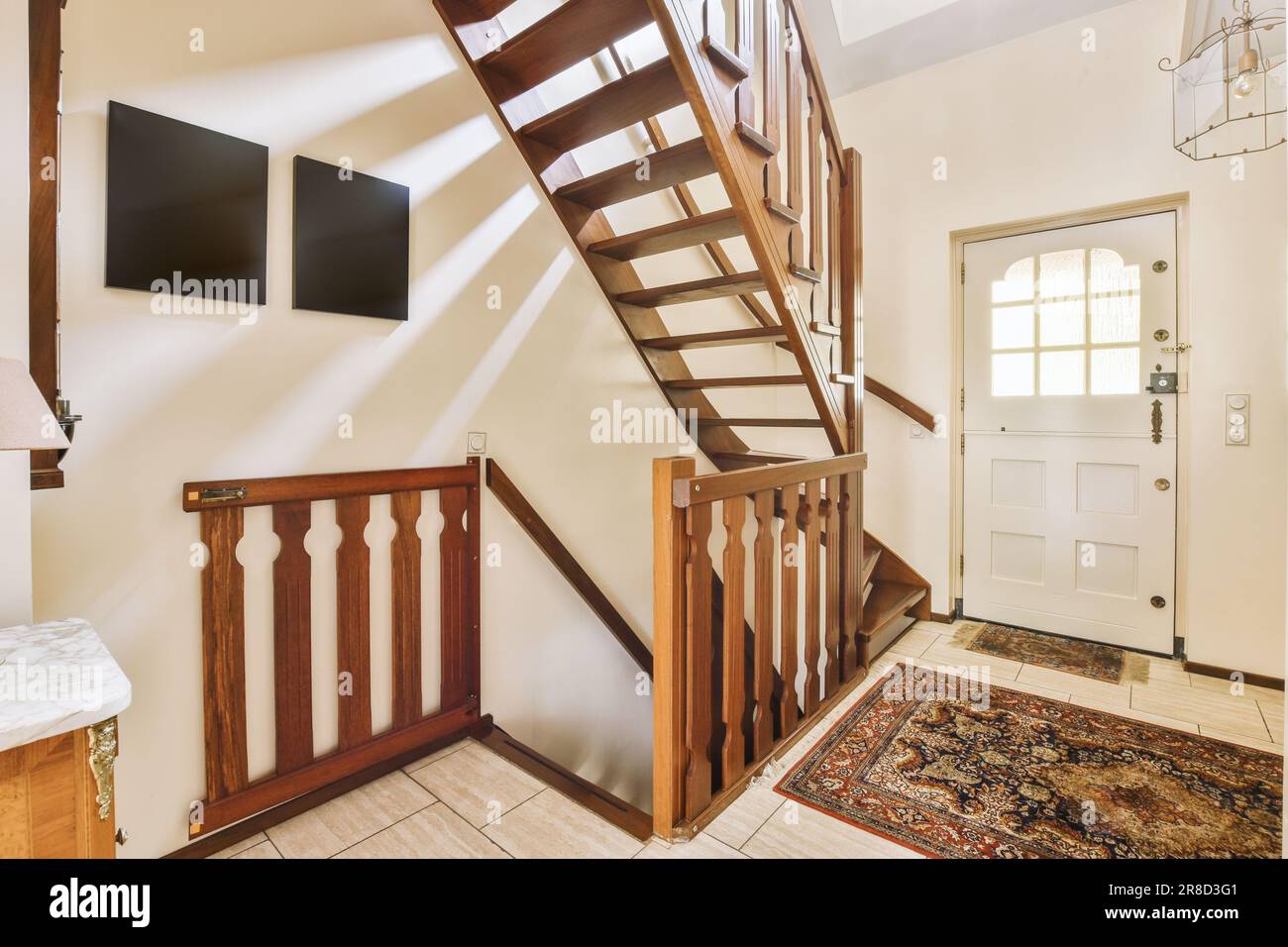 https://c8.alamy.com/comp/2R8D3G1/a-stairway-way-in-a-house-with-wood-railing-and-handrails-on-either-side-leading-up-to-the-front-door-2R8D3G1.jpg