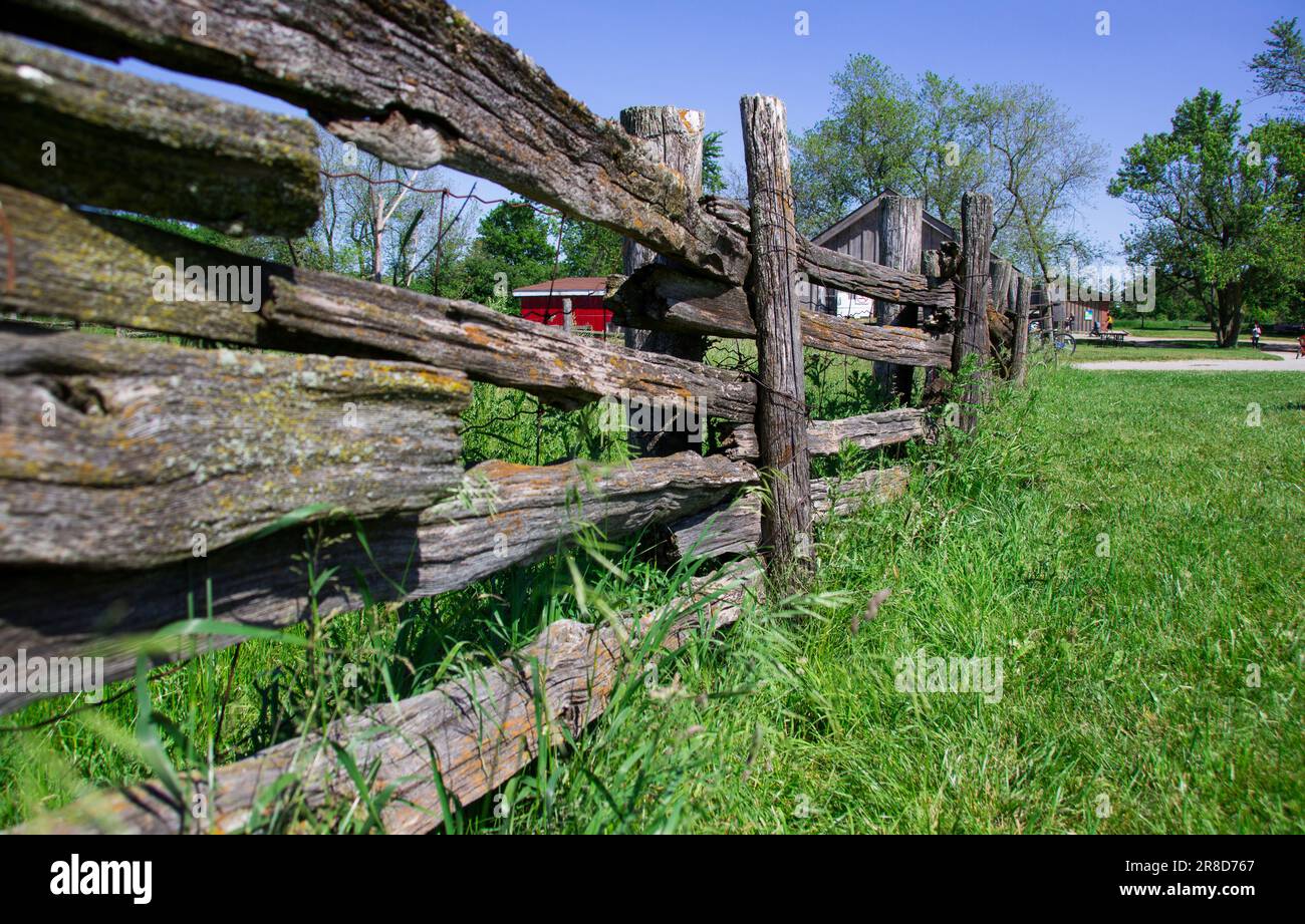 Grass fence park hi-res stock photography and images - Alamy