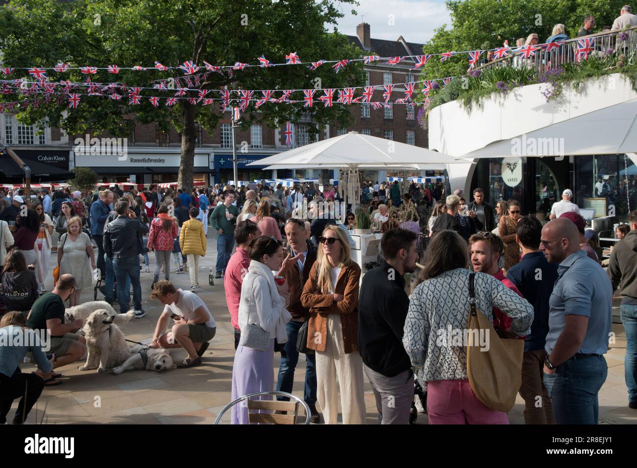 Chelsea, London, England 4th June 2022. The Kings Road, Platinum Jubilee Street Party, that is supporting the British Red Cross Ukraine crisis appeal. Crowds gather in the Duke of York Square. Stock Photo