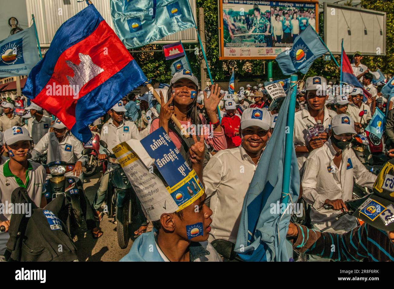 Election volunteer teenager hi-res stock photography and images - Alamy