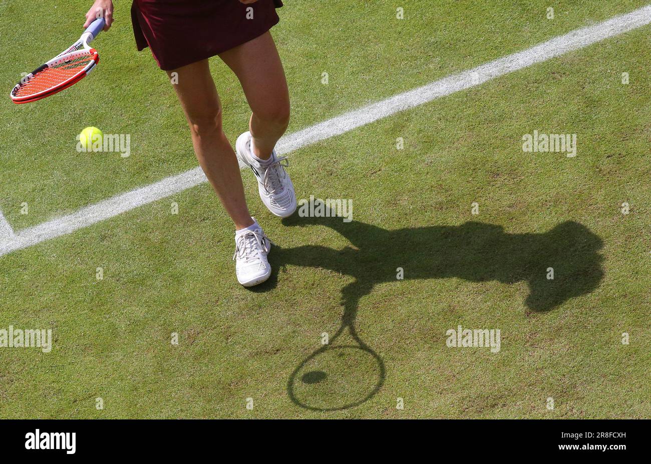 Berlin, Germany. 21st June, 2023. Tennis WTA Tour Round of 16 - Sakkari (GRE) - Cornet (FRA): Alize Cornet prepares to serve. Credit: Wolfgang Kumm/dpa/Alamy Live News Stock Photo