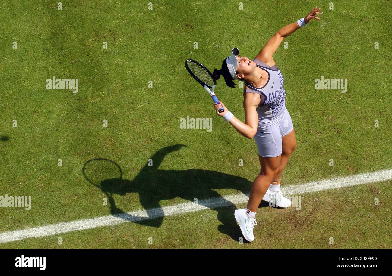 Berlin, Germany. 21st June, 2023. Tennis WTA Tour Round of 16 - Andreescu (CAN) - Vondrousova (CZE): Bianca Andreescu serves the ball. Credit: Wolfgang Kumm/dpa/Alamy Live News Stock Photo