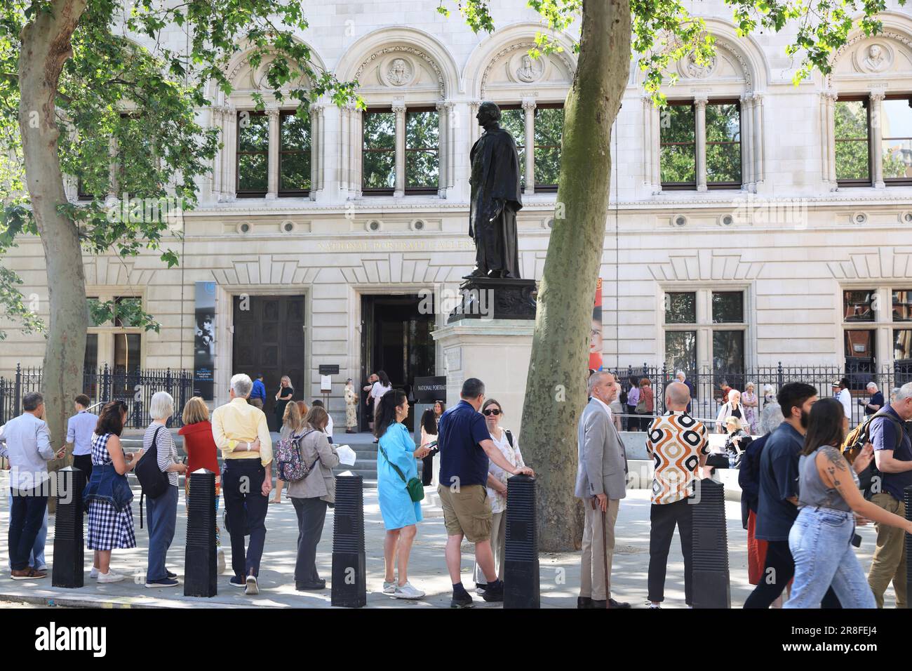 London national gallery 2023 outside hi-res stock photography and