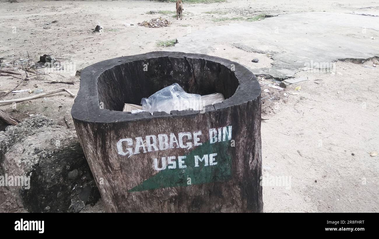 Empty dustbin hi-res stock photography and images - Alamy