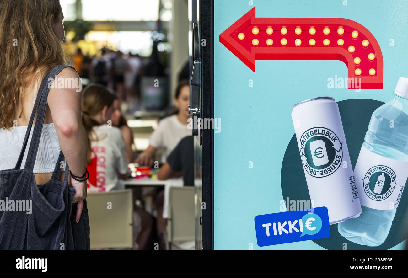 UTRECHT A student of the Leidsche Rijn College hands in a (CAN/BOTTLE