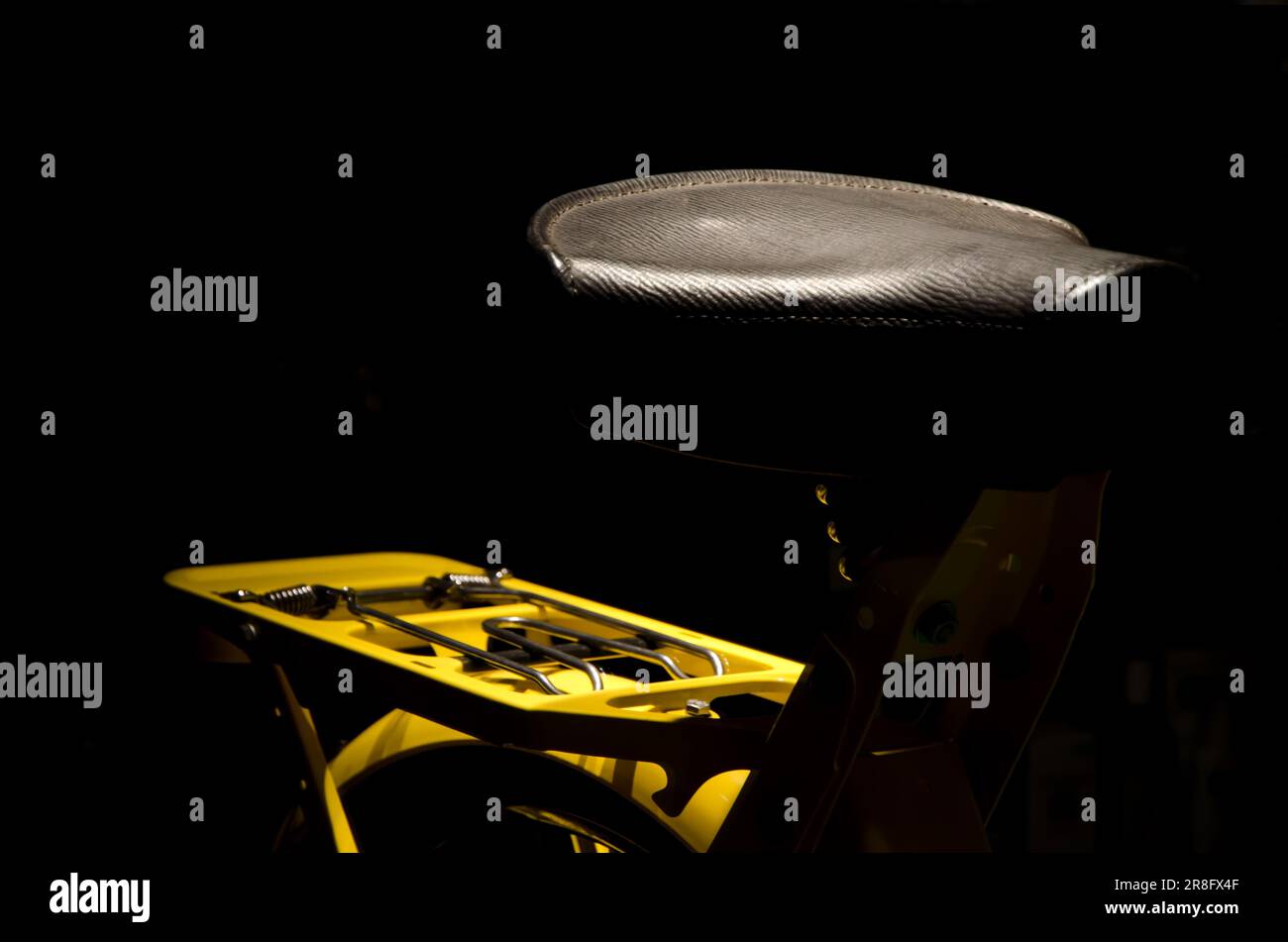 Yellow cycle hi-res stock photography and images - Alamy