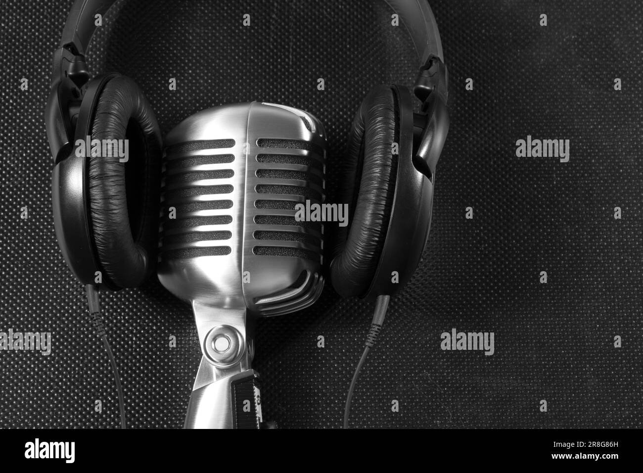 Retro microphone and headphones Stock Photo Alamy