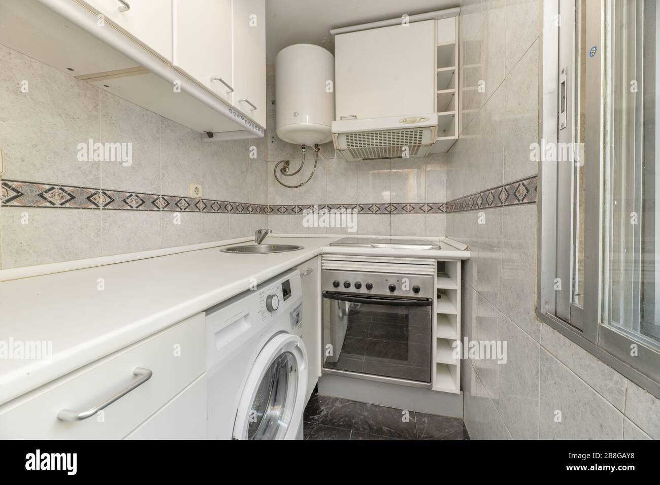 Circular stainless steel sink hi-res stock photography and images - Alamy