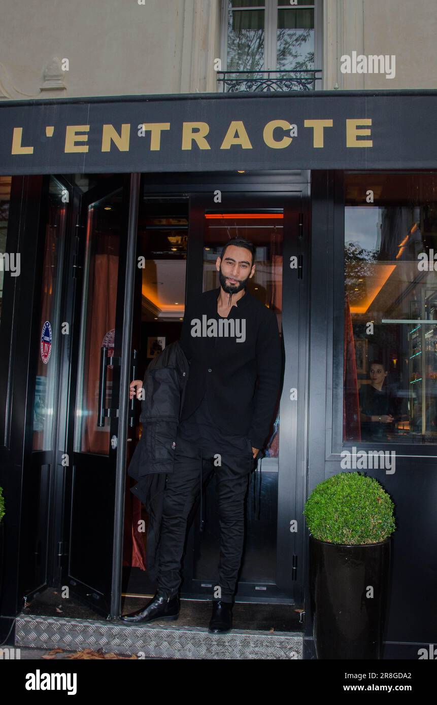 La Fouine le rappeur et chanteur franco-marocain a été appercu  à la sortie d'un restaurant, avenue Montaigne  à Paris 75008, le 8 octobre 2015. Stock Photo