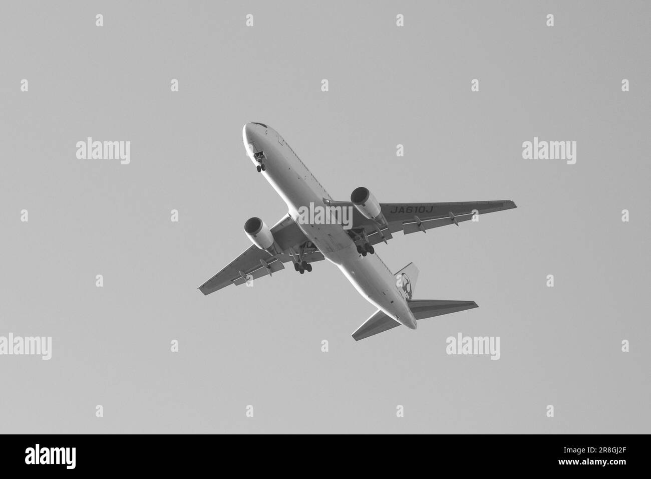 March 3, 2023, Tokyo, Japan: A Japan Airlines Boeing 787 Dreamliner on final approach to Haneda Tokyo International Airport. ..Japan Airlines (JAL) is a Japanese airline company founded in 195 and is one of the leading airlines in Eastern Asian. The current CEO is Yuji Akasaka. JAL is a member of the world's largest airline alliance, Star Alliance. (Credit Image: © Taidgh Barron/ZUMA Press Wire) EDITORIAL USAGE ONLY! Not for Commercial USAGE! Stock Photo