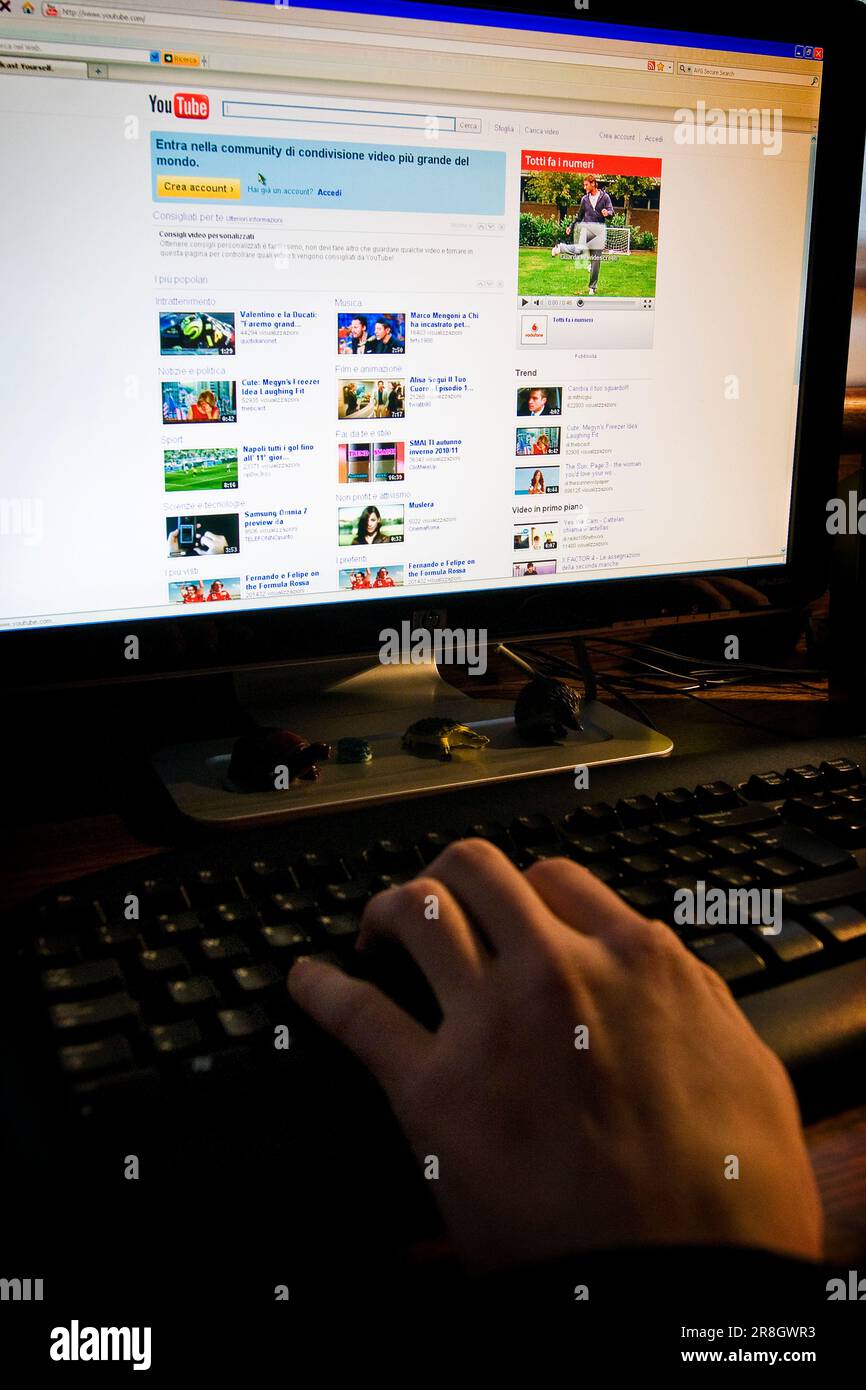 Hands on computer screen hi-res stock photography and images - Alamy