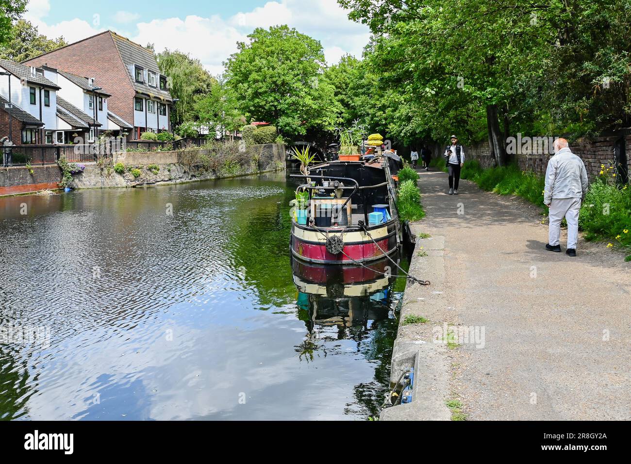 Regents Canal Narrow Boats Moorings In Mile End London Stock Photo Alamy regents-canal-narrow-boats-moorings-in-mile-end-london-stock-photo-alamy