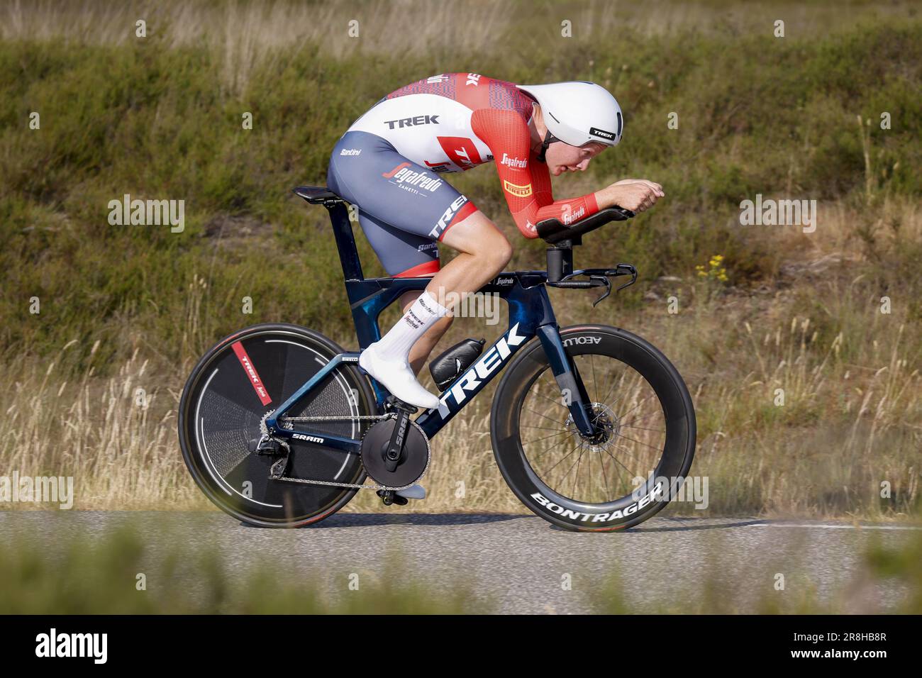 ELSPEET - Cyclist Daan Hoole during the Dutch time trial championship. The riders rode two laps of approximately 20 kilometers between the meadows and forest paths of the Veluwe. ANP BAS CZERWINSKI netherlands out - belgium out Stock Photo