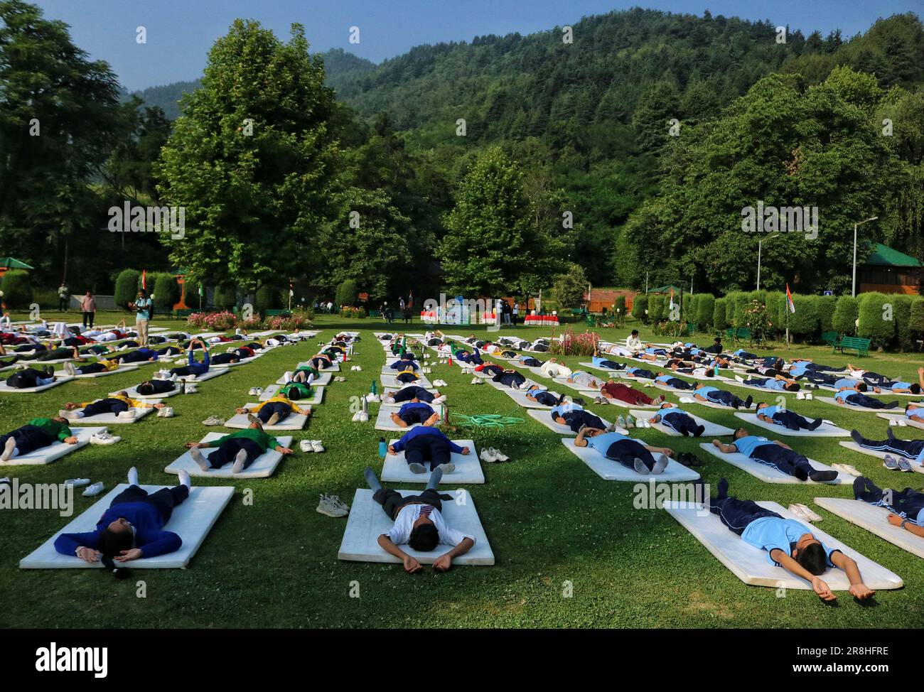 Srinagar, India. 21st June, 2023. June 21, 2023, Srinagar Kashmir, India : People perform Yoga to mark the International Day of Yoga in Srinagar. In December 2014, the United Nations (UN) declared 21 June as the International Day of Yoga after adopting a resolution proposed by Indian Prime Minister Narendra Modi. On June 21, 2023 in Srinagar Kashmir, India.(Photo By Firdous Nazir/Eyepix Group) Credit: Eyepix Group/Alamy Live News Stock Photo