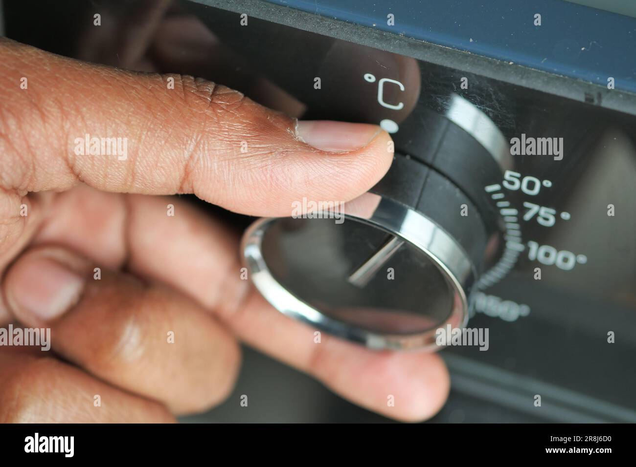 hand setting temperature control on oven Stock Photo - Alamy