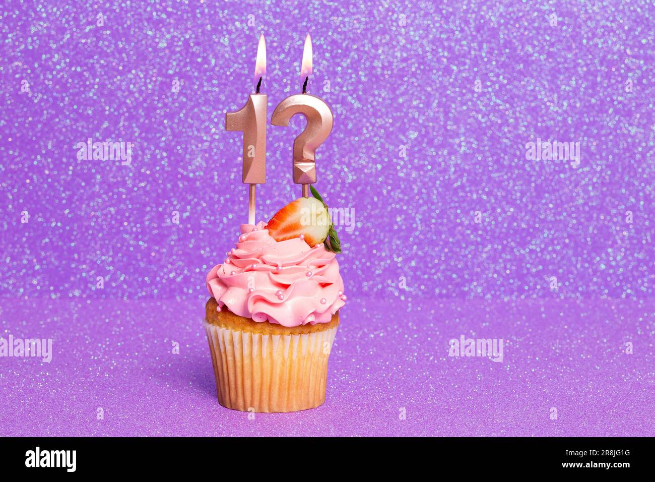 1 year candle cake fotografías e imágenes de alta resolución - Alamy