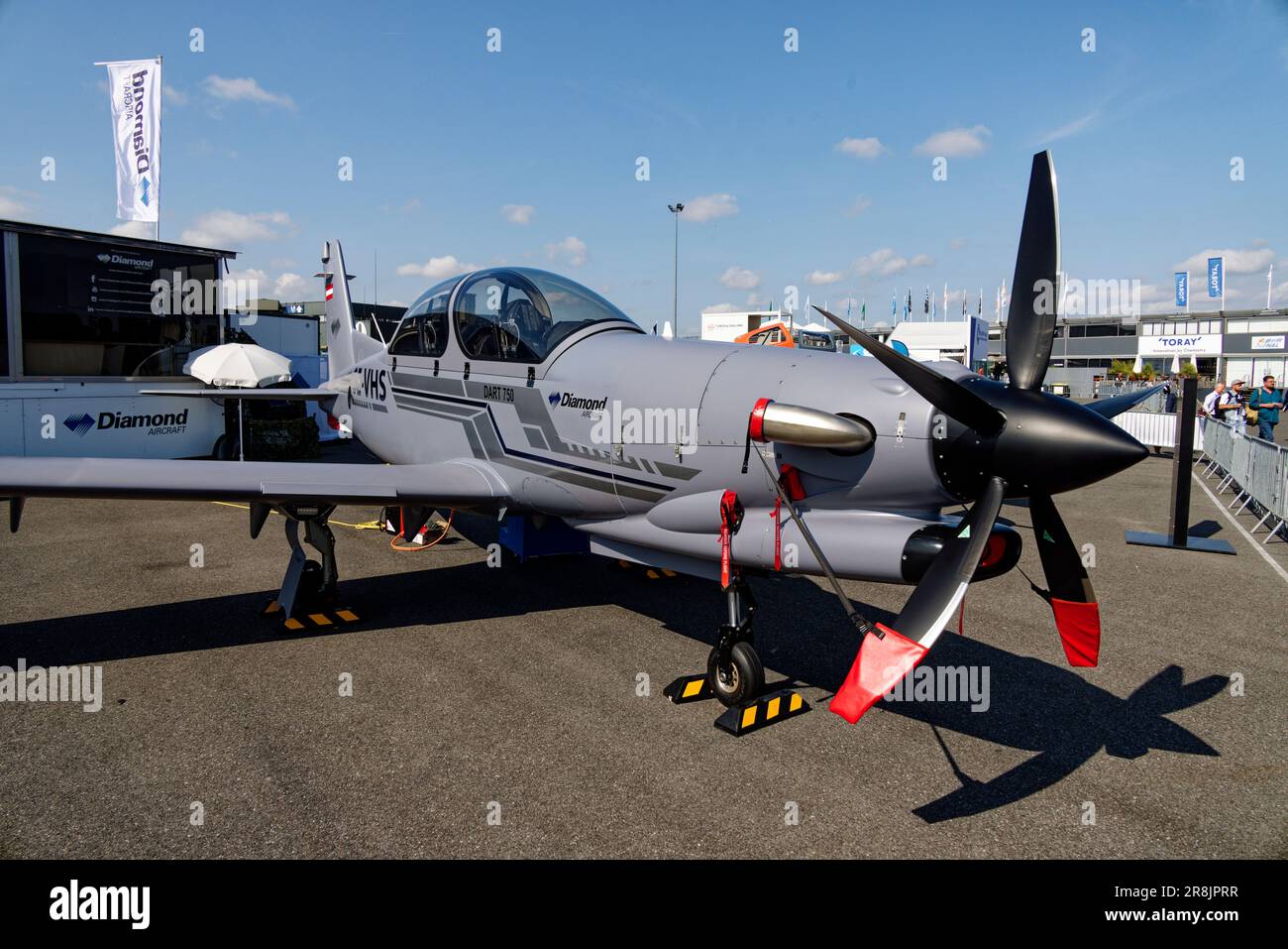 Diamond aircraft dart 750 hires stock photography and images Alamy