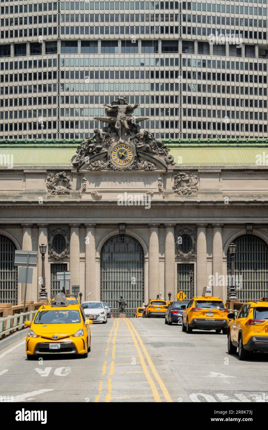 Heavy traffic on Park Avenue via Doc around Grand Central terminal on a summer afternoon, 2023, New York City, United States Stock Photo
