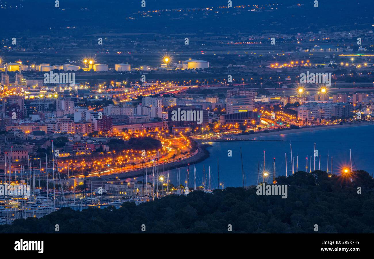 City of Palma de Mallorca at night, seen from the Na Burguesa viewpoint (Majorca, Balearic Islands, Spain) ESP: Ciudad de Palma de Mallorca de noche Stock Photo