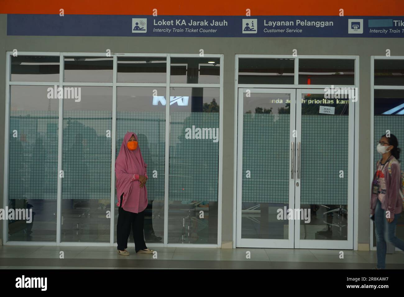 a woman wearing a hijab waiting for a train at the station Stock Photo ...