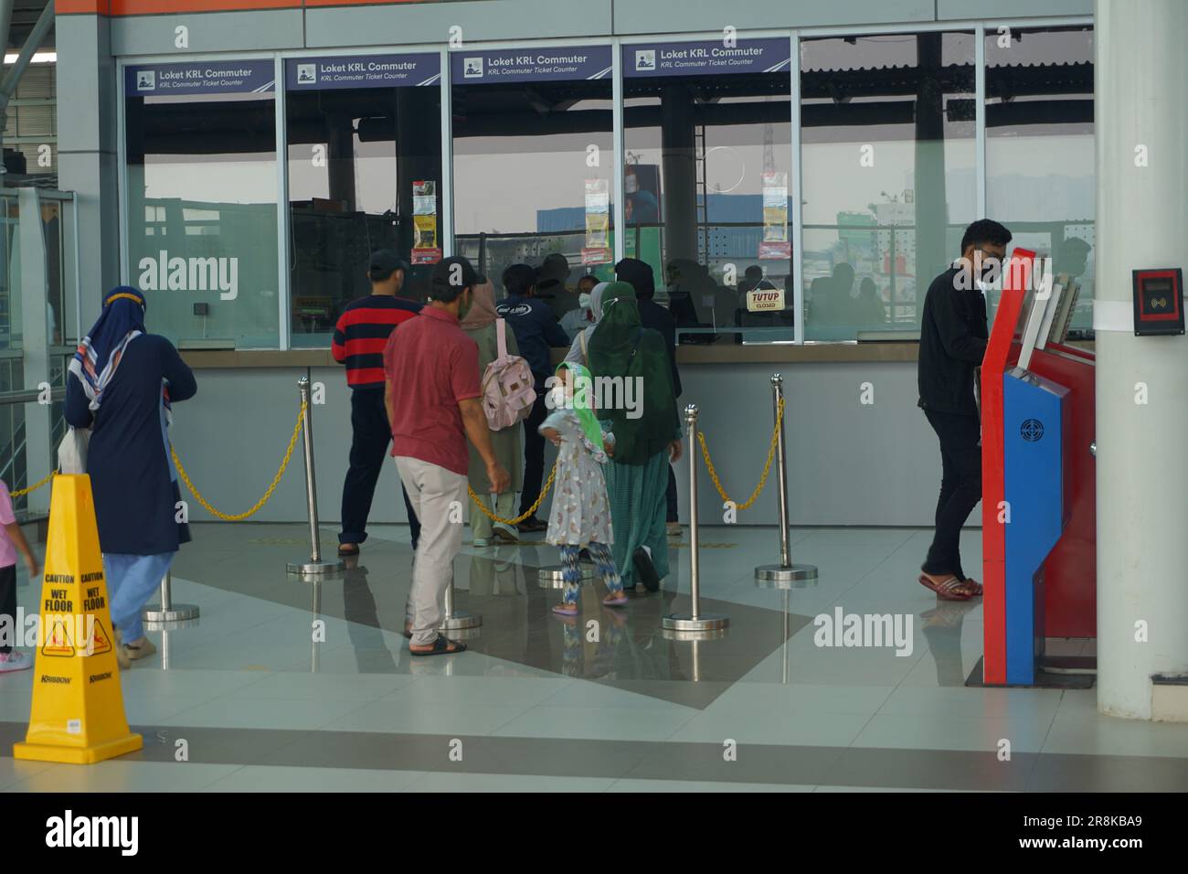 Crowd people waiting bus hi-res stock photography and images - Alamy