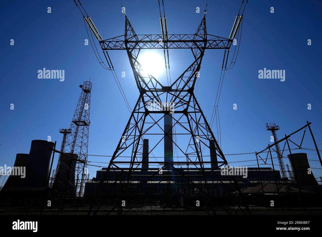 电力行业投资分化：火电利润回升与新能源消纳挑战