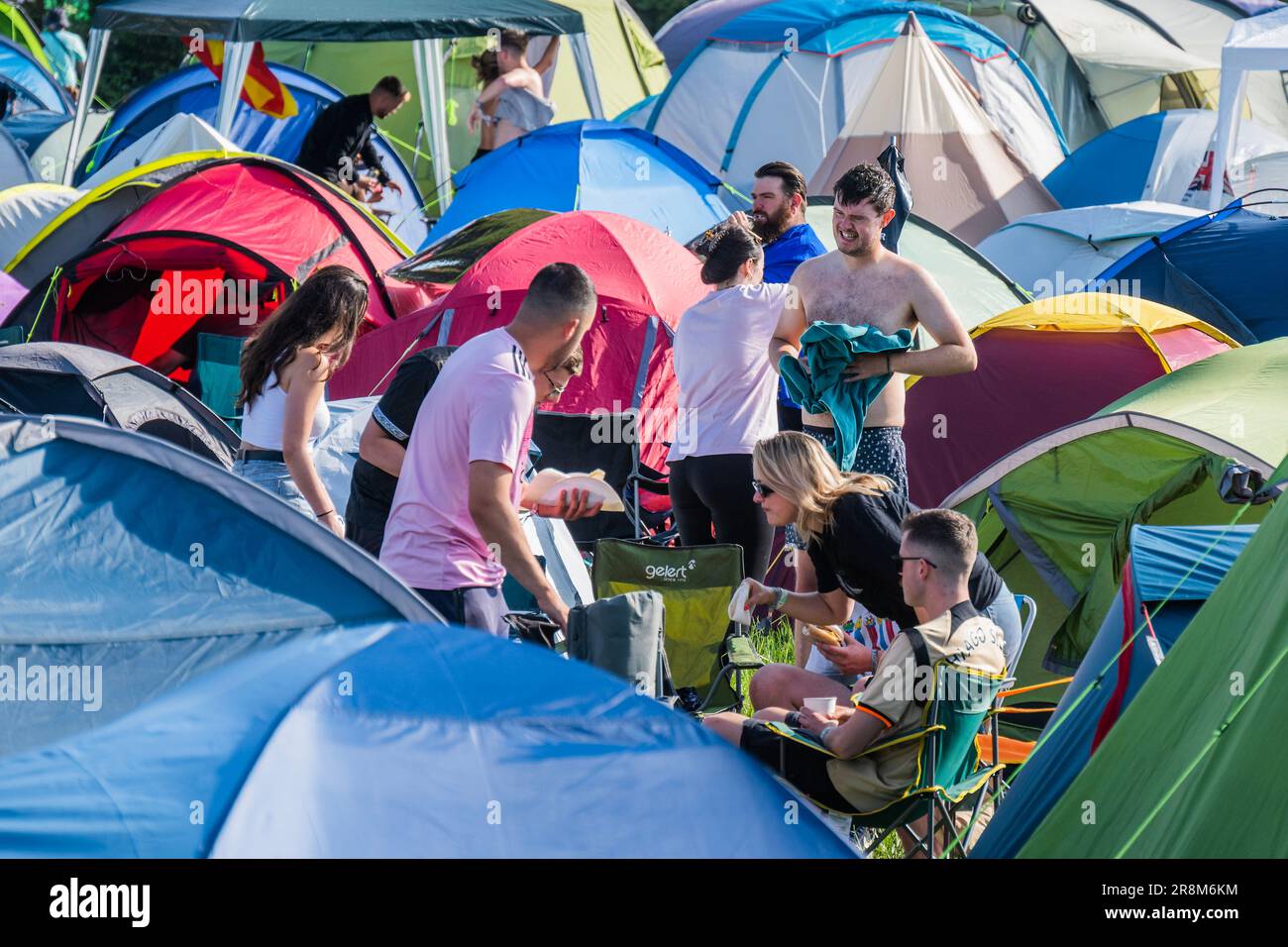 Glastonbury, UK. 22nd June, 2023. Friday morning getting breakfast and