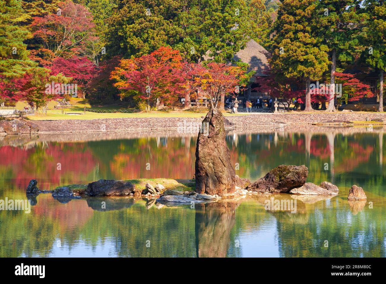 Autumn Leaves and Oizumigaike Pond at Motsu-ji Temple Stock Photo - Alamy