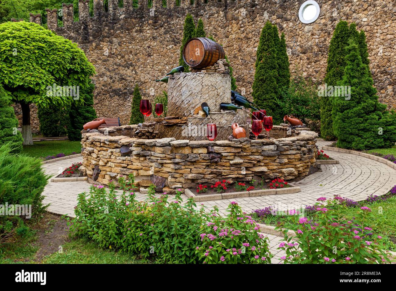 https://c8.alamy.com/comp/2R8ME3A/fountain-with-red-wine-pouring-from-bottles-into-glasses-2R8ME3A.jpg