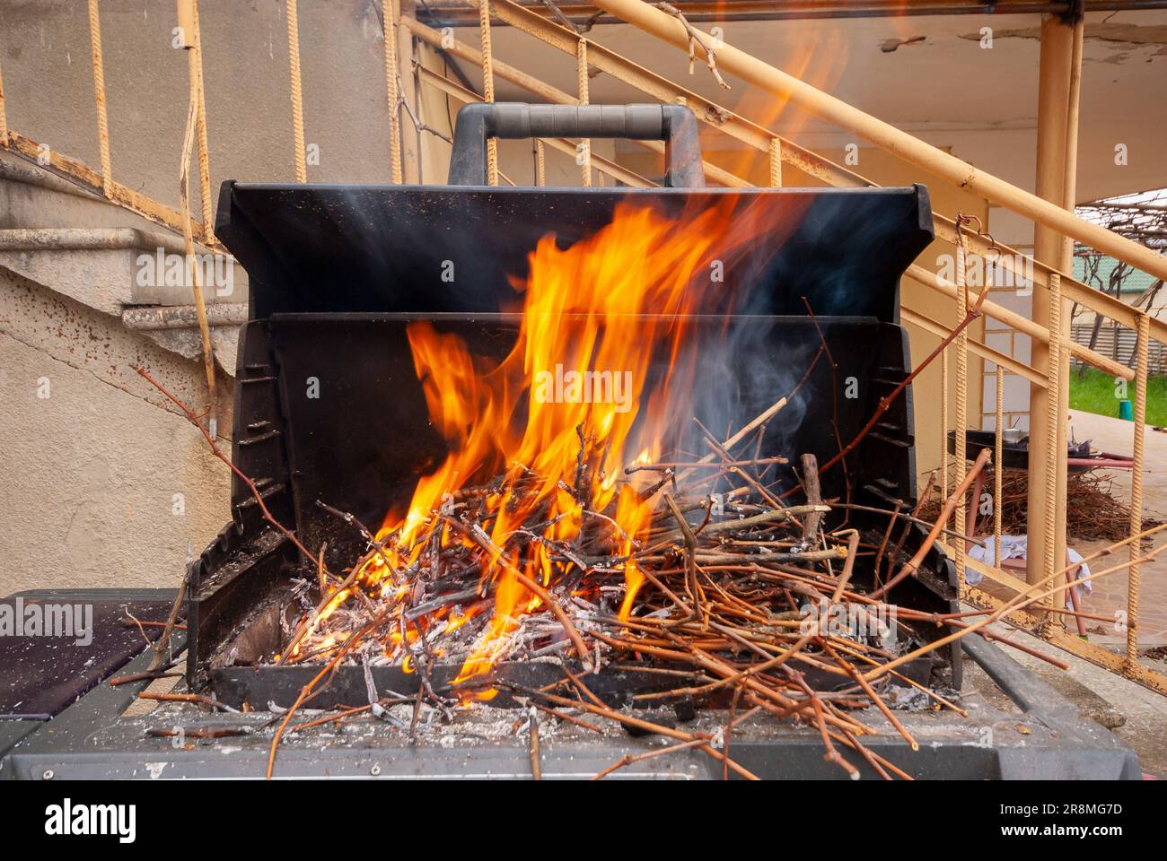 Empty barbecue grill bright hi-res stock photography and images - Alamy