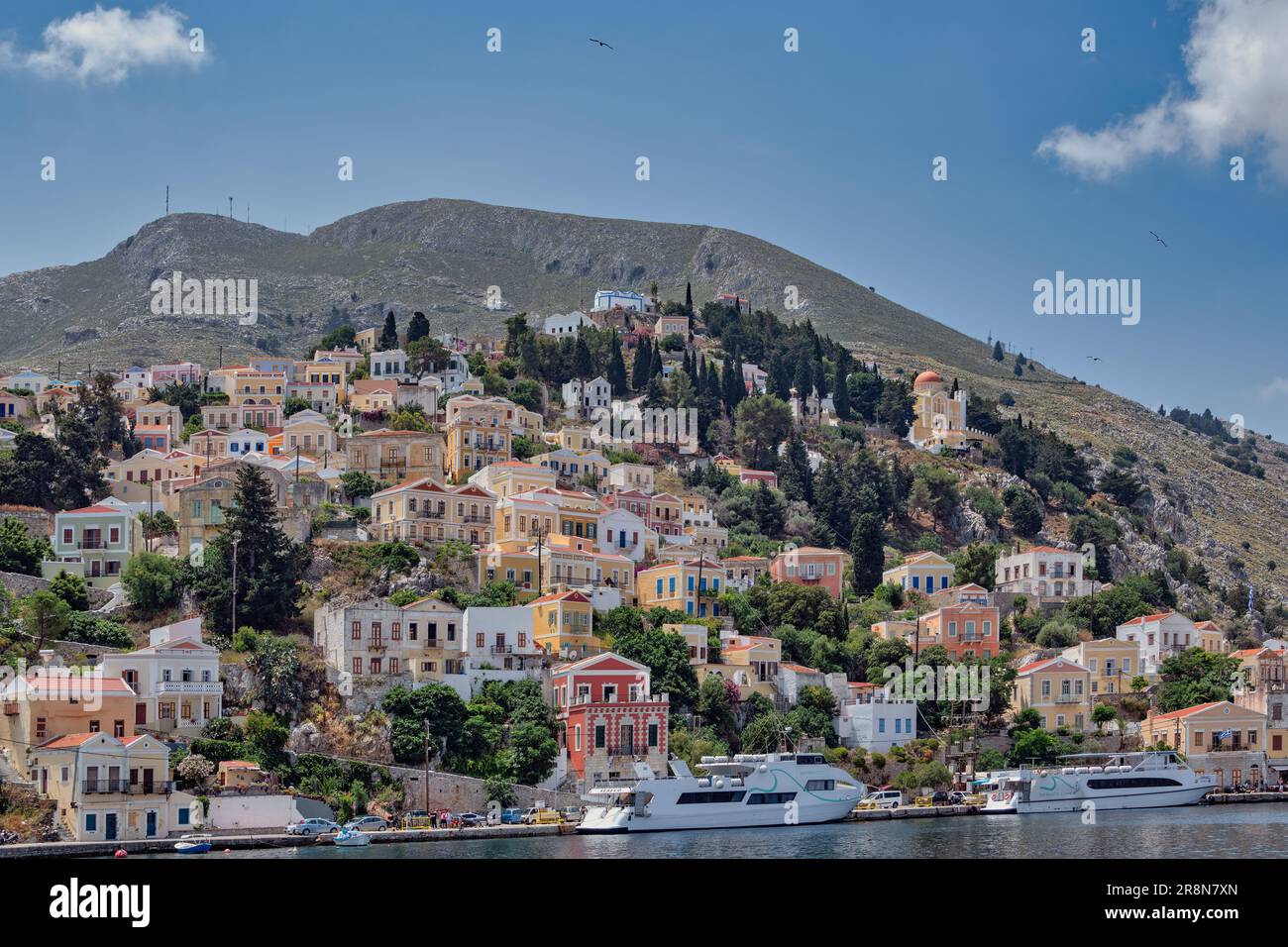 Bunte Kapitänshäuser auf der Insel Symi Stock Photo