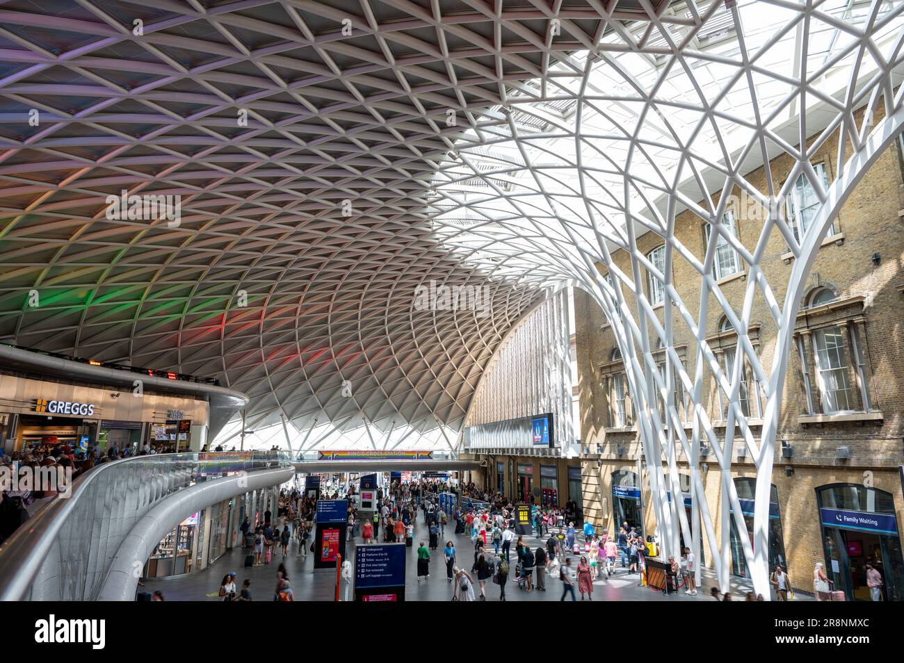 Kings cross concourse and roof canopy hi-res stock photography and ...