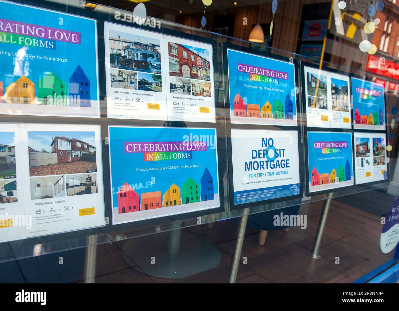 Interest rates high street banks hi-res stock photography and images ...