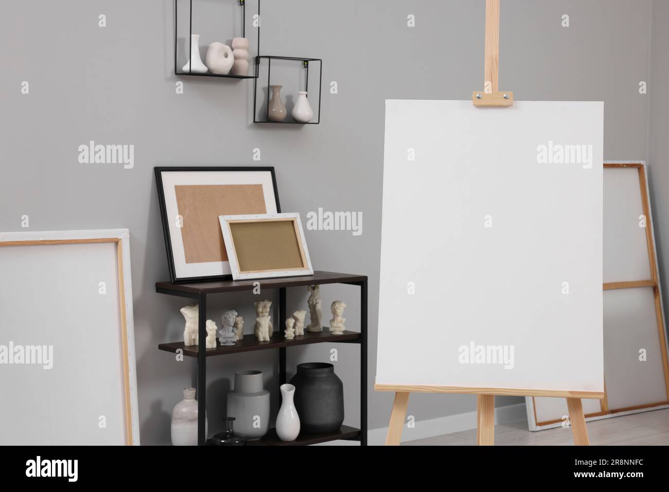 Small wooden easel blank canvas hi-res stock photography and images - Alamy