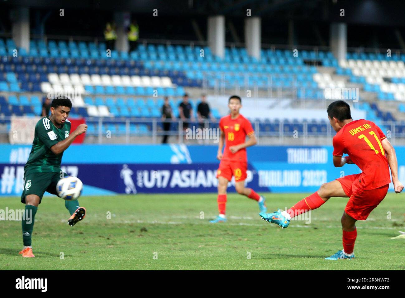 Chonburi, Thailand. 22nd June, 2023. Wang Haobin (R) of China shoots ...