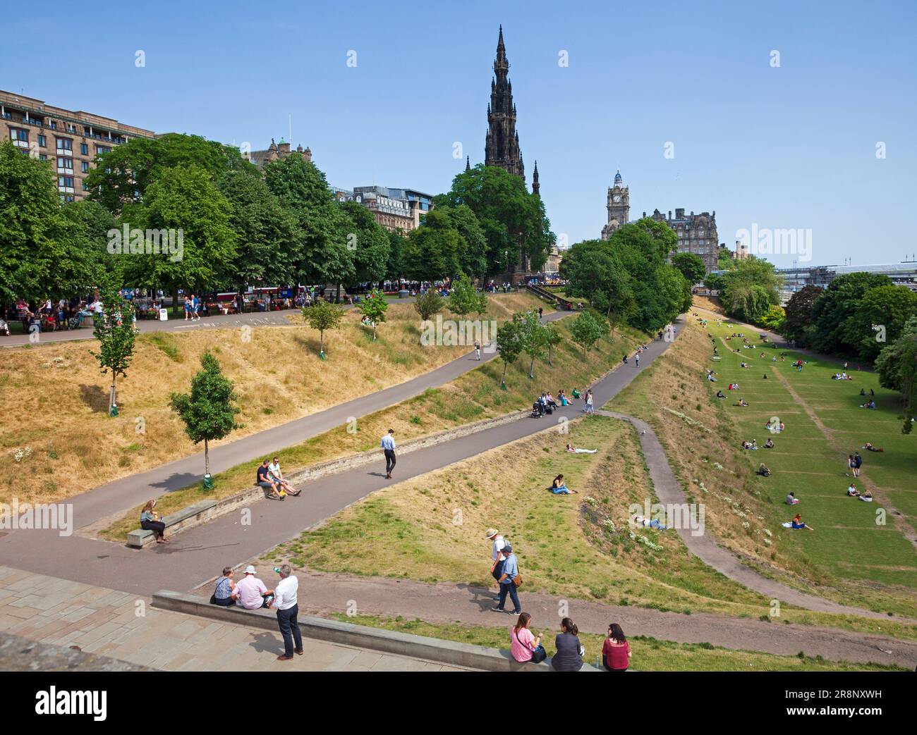 Edinburgh, city centre Scotland, UK. 22nd June 2023. Hot afternoon with temperature of 20 degrees centigrade for those visiting the landmark areas in the Scottish capital.Pictured: people relax in Princes Street Gardens East. Credit: Arch White/alamy live news. Stock Photo
